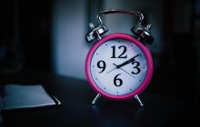 Вчені пояснили, що відбувається з мозком людей, які не чують будильник