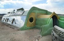 Будинки зі старих шин і пляшок тримають 20°C без кондиціонера і опалення: як це працює