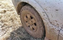 Як вибратися з багнюки на автомобілі: названо простий предмет у салоні, що може допомогти