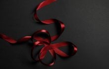 Для чого червона стрічка на дитячому візочку: що означає цей символ
