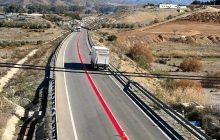 На дорогах появилась сплошная красная линия: что она означает для водителей