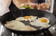 Как отмыть сковороду от многолетнего нагара за копейки: ресторанный трюк