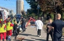 В Києві машина в’їхала в зупинку з людьми: є загиблі і травмовані
