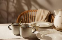 Люди, которые помогают официанту убрать со стола, часто имеют общую черту
