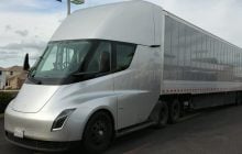 Tesla получила гигантский контракт на грузовики Semi: кто заказал рекордную партию