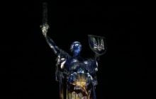 "Батьківщину-Мати" підсвітили до Дня Незалежності (фоторепортаж)