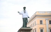 В Одесі Дюка вперше за час війни одягнули у вишиванку