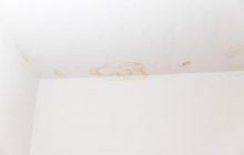 Пляма від води на стелі – не вирок: як прибрати її простими засобами