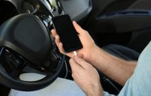 Ця помилка уповільнює  зарядку смартфона в автомобілі: виправити її дуже просто