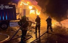 Росіяни вдарили по вантажівках із зерном в Одеській області, є загиблий та поранені (фото, відео)