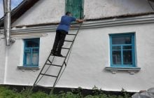 "Тут ніхто не жив два роки": переселенці з Бахмута показали свій новий дім у селі (відео)
