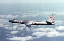 "Літак розвалився": радянський бомбардувальник загадково вибухнув над авіаносцем США