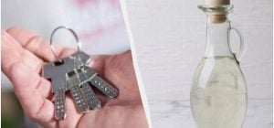 Зачем брызгать уксусом на ключи: простой домашний трюк, о котором знают единицы