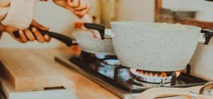 Одна помилка збільшує ваші витрати на газ при приготуванні їжі: як її уникнути