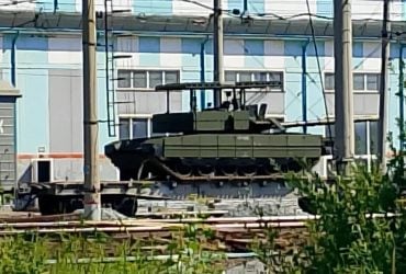 Транспортували залізницею: у РФ засвітили модернізований танк Т-80БВМ