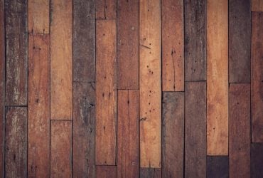 Гість Airbnb відсунув звичайний стілець і натрапив на моторошну знахідку під підлогою