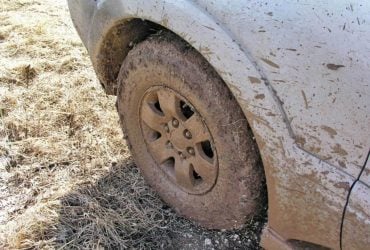 Как выбраться из грязи на автомобиле: назван простой предмет в салоне, который может помочь