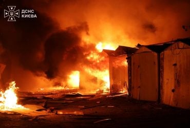 Росіяни вчергове атакували Київ: виникли масштабні пожежі, є постраждалі (фото)