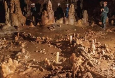 Археологи виявили у глибокій печері споруду, зведену 176 500 років тому: що їх здивувало