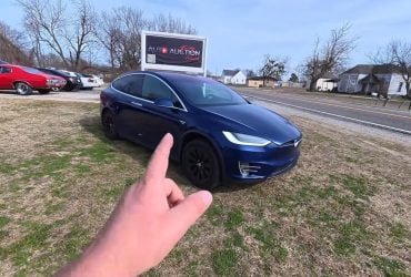 Американець купив електрокар Tesla наосліп за 9500 доларів: на нього чекав великий сюрприз