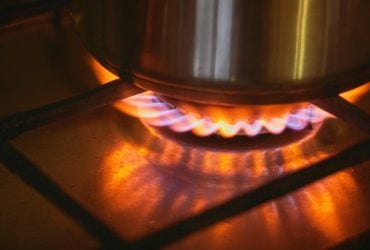 Помаранчеве полум’я на газовій плиті: експерти розповіли, коли варто хвилюватися