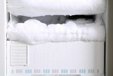 Как быстро избавиться от льда в морозильной камере: простой трюк с фольгой