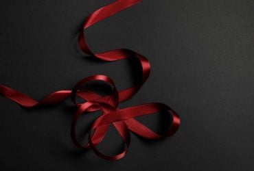 Для чего красная ленточка на детской коляске: что означает этот символ