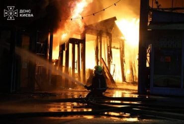 У Києві після російської атаки масштабна пожежа, постраждали люди (фото)