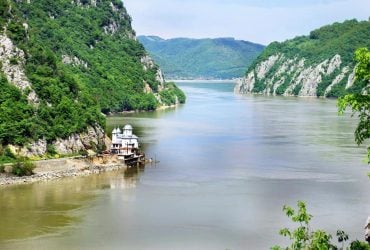 На Дунае исчезла водная граница между двумя странами: теперь там можно пройти песком
