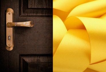 Желтая лента на ручке двери: что она означает и зачем ее вешают