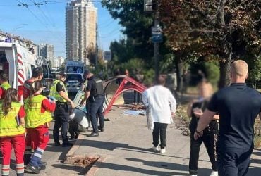В Києві машина в’їхала в зупинку з людьми: є загиблі і травмовані