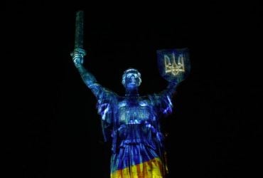 Артінсталяція "Майбутнє пам'ятає" підсвітила монумент "Батьківщина-Мати"