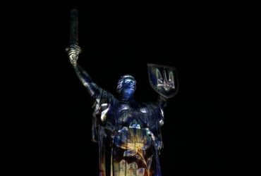 "Батьківщину-Мати" підсвітили до Дня Незалежності (фоторепортаж)