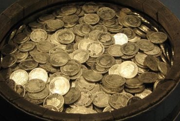Любитель с металлоискателем случайно нашел клад с золотыми монетами
