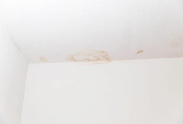 Пляма від води на стелі – не вирок: як прибрати її простими засобами
