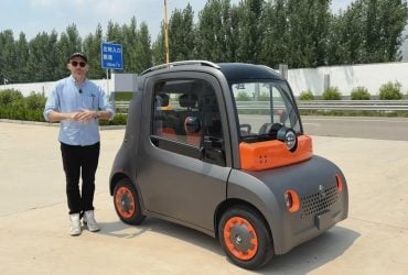 Чоловік випробував китайський мініелектрокар за 8000 доларів: чим новинка його здивувала