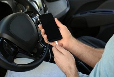 Эта ошибка замедляет зарядку телефона в машине: исправить ее проще простого