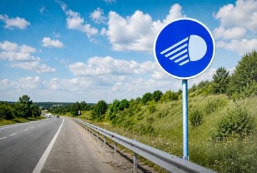 Медуза на синем фоне: что означает этот необычный дорожный знак
