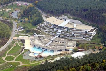 У 1962 році тут шукали нафту, але те, що вирвалося з-під землі, назавжди змінило долю села