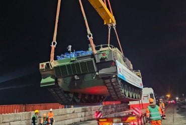 Польща отримала велику партію танків Чорна пантера (фото)