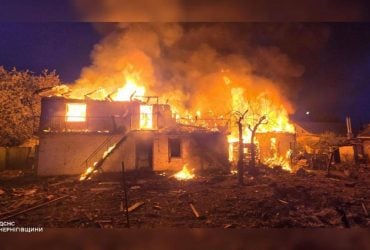 Росіяни вдарили в Чернігові по житловому будинку: загинули жінка та дитина