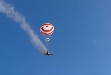 Пылающий самолет приземлился на парашюте с пилотом в кабине: что произошло (видео)