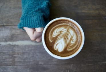 Сколько чашек кофе можно выпить в день: врач назвала здоровую норму
