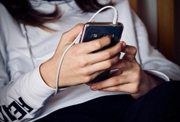 Люди, которые постоянно включают музыку или телевизор, могут скрывать одну потребность