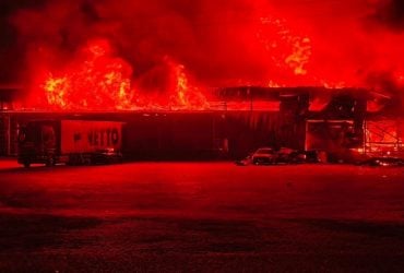 Росіяни атакували склади "Нової пошти" та виробництво на Київщині: спалахнули пожежі (фото)