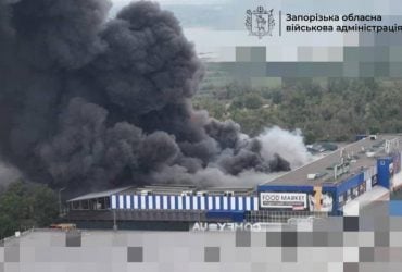 Росіяни вдарили по торговельному центру в Запоріжжі, кількість поранених зросла (фото,відео)