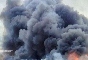 Росіяни вдарили по супермаркету в Павлограді: загинув 17-річний юнак (відео)