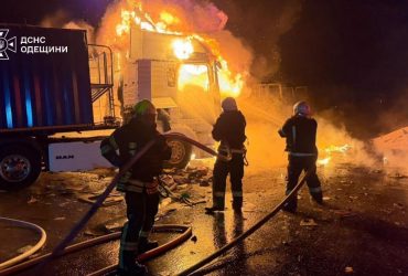 Россияне ударили по грузовикам с зерном в Одесской области, погибли и ранены (фото, видео)
