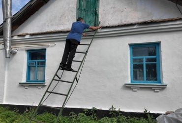 Здесь никто не жил два года: переселенцы из Бахмута показали свой новый дом в селе (видео)