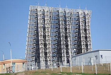 Боятся украинских дронов: россияне накрыли сетями стратегическую РЛС под Калининградом